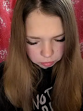 Snapshot of Zuli_Kiska chatting on February 18, 10:06 pm Zuli Kiska online show from February 18, 10:06 pm