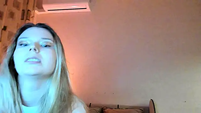 Snapshot of Vivian_Davis chatting on February 16, 10:21 pm Vivian Davis online show from February 16, 10:21 pm