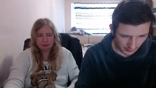 Snapshot of PeterAndJen chatting on March 9, 6:39 am PeterAndJen online show from March 9, 6:39 am