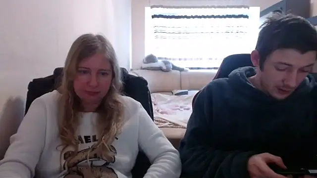 Snapshot of PeterAndJen chatting on March 10, 10:04 am PeterAndJen online show from March 10, 10:04 am