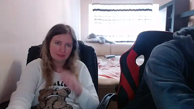 Snapshot of PeterAndJen chatting on March 12, 9:23 am PeterAndJen online show from March 12, 9:23 am