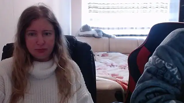 Snapshot of PeterAndJen chatting on March 22, 6:43 am PeterAndJen online show from March 22, 6:43 am