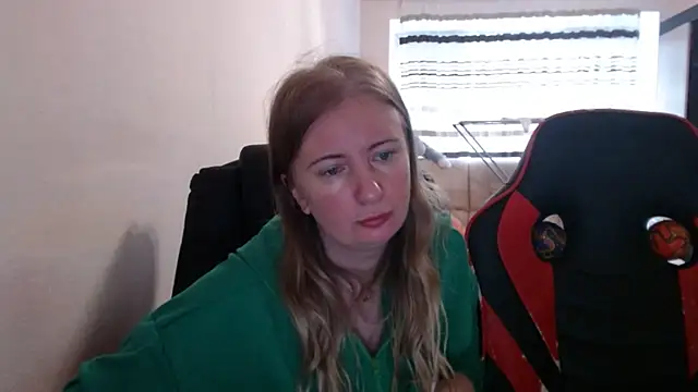 Snapshot of PeterAndJen chatting on October 17, 7:33 am PeterAndJen online show from October 17, 7:33 am