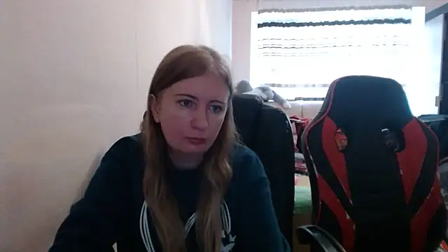 Snapshot of PeterAndJen chatting on October 31, 8:04 am PeterAndJen online show from October 31, 8:04 am