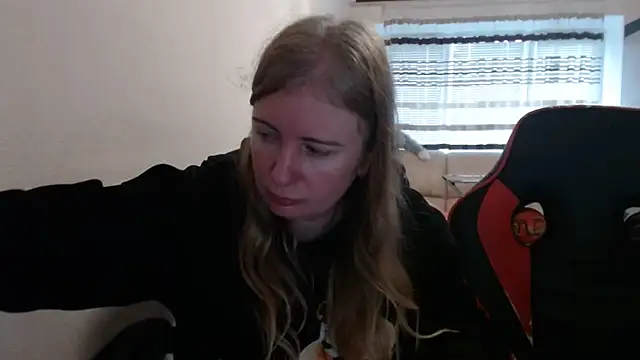 Snapshot of PeterAndJen chatting on November 21, 8:24 am PeterAndJen online show from November 21, 8:24 am