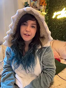 JennKenobi online show from June 19, 1:48 pm