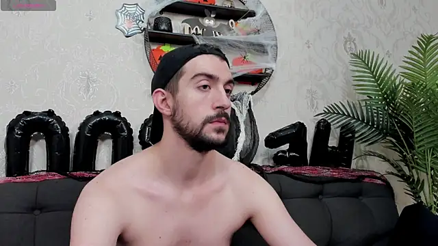 Snapshot of Dylan_Best chatting on October 31, 1:17 am Dylan Best online show from October 31, 1:17 am