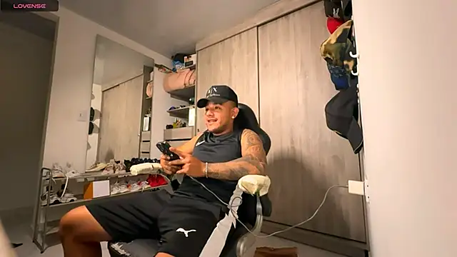 Snapshot of jordylatin20 chatting on November 8, 1:39 am jordylatin20 online show from November 8, 1:39 am