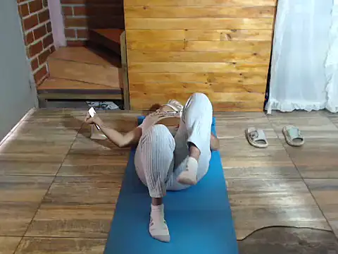 Snapshot of Hilarybunnyy chatting on March 16, 12:20 pm Hilarybunnyy online show from March 16, 12:20 pm