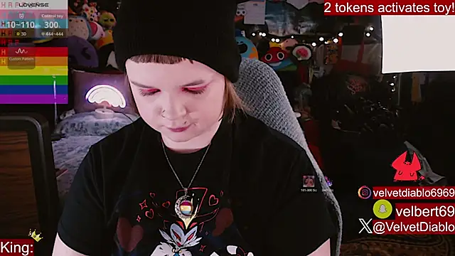 Snapshot of VelvetDiablo chatting on June 9, 12:44 am VelvetDiablo online show from June 9, 12:44 am