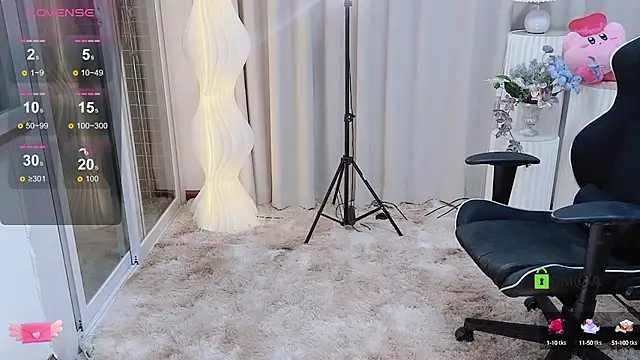 Snapshot of Happy_Kitty chatting on December 6, 4:49 pm Happy Kitty online show from December 6, 4:49 pm