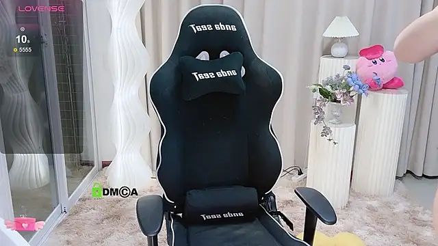 Snapshot of Happy_Kitty chatting on December 7, 1:18 pm Happy Kitty online show from December 7, 1:18 pm