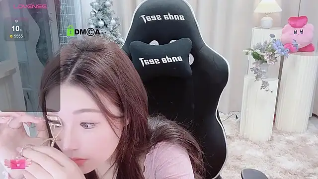 Snapshot of Happy_Kitty chatting on December 19, 2:24 pm Happy Kitty online show from December 19, 2:24 pm