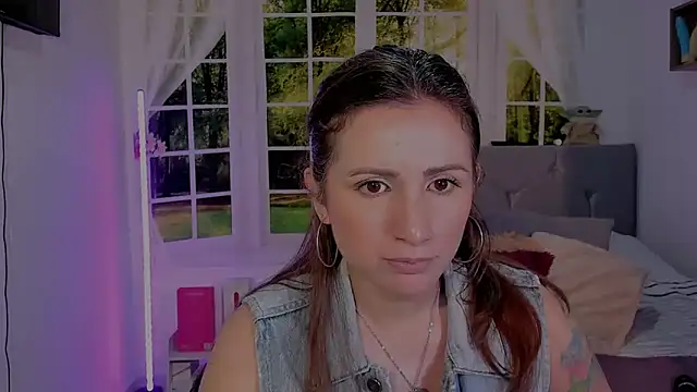 vanessabrown  online show from April 29, 4:44 pm