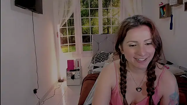 vanessabrown  online show from May 9, 3:28 pm
