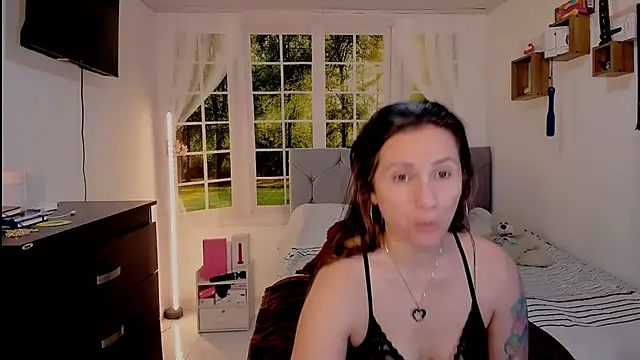 vanessabrown  online show from July 7, 4:00 pm
