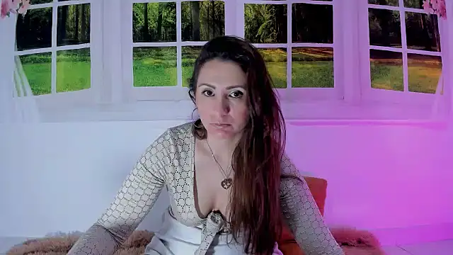 vanessabrown  online show from July 18, 7:17 pm