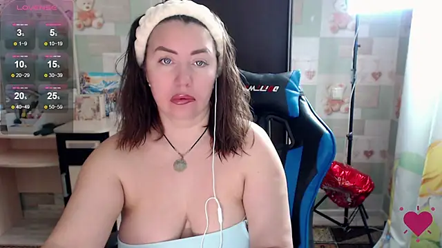 Snapshot of Korolek12 chatting on December 15, 5:01 am Korolek12 online show from December 15, 5:01 am