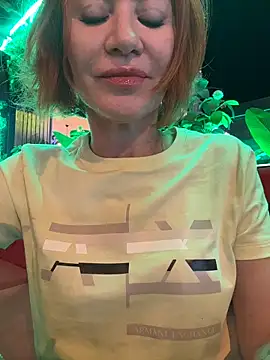Snapshot of Jullia_Moor chatting on June 1, 8:10 pm Jullia Moor online show from June 1, 8:10 pm