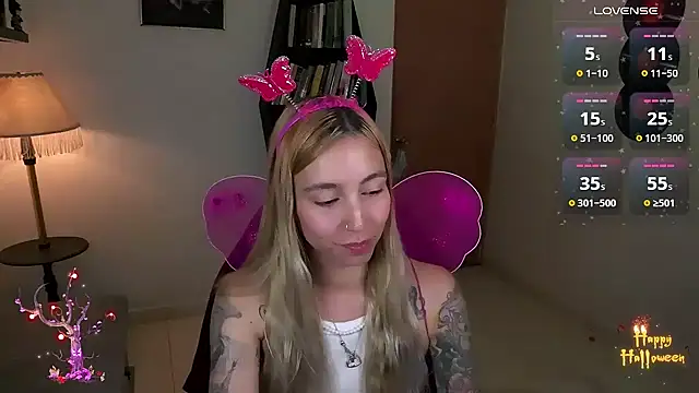 Snapshot of Saucy_Jenn chatting on November 1, 3:41 am Saucy Jenn online show from November 1, 3:41 am