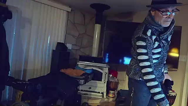 Snapshot of MoonDancer chatting on December 2, 1:00 am MoonDancer online show from December 2, 1:00 am