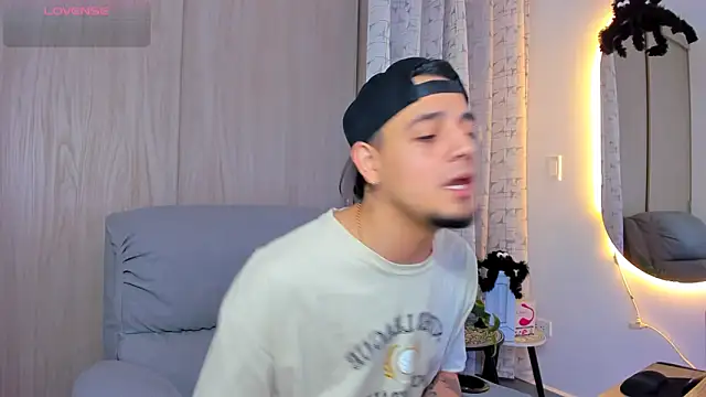 Snapshot of alejandro_calderon1 chatting on October 19, 11:05 pm alejandro calderon1 online show from October 19, 11:05 pm