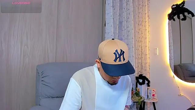 Snapshot of alejandro_calderon1 chatting on October 26, 4:51 am alejandro calderon1 online show from October 26, 4:51 am