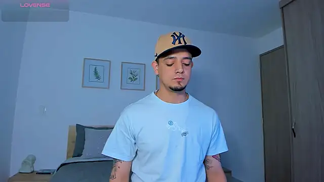 Snapshot of alejandro_calderon1 chatting on November 26, 9:32 am alejandro calderon1 online show from November 26, 9:32 am