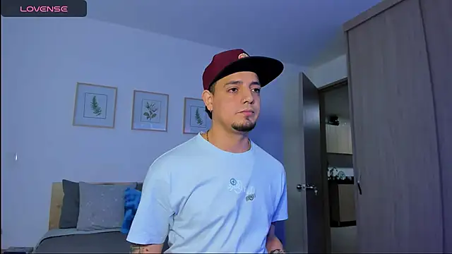 Snapshot of alejandro_calderon1 chatting on November 27, 12:56 am alejandro calderon1 online show from November 27, 12:56 am