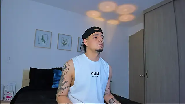 Snapshot of alejandro_calderon1 chatting on December 15, 1:54 am alejandro calderon1 online show from December 15, 1:54 am