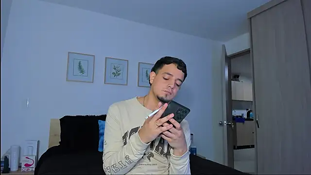 Snapshot of alejandro_calderon1 chatting on December 16, 3:33 am alejandro calderon1 online show from December 16, 3:33 am