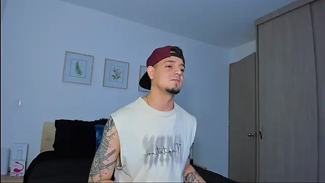 Snapshot of alejandro_calderon1 chatting on December 17, 3:56 am alejandro calderon1 online show from December 17, 3:56 am