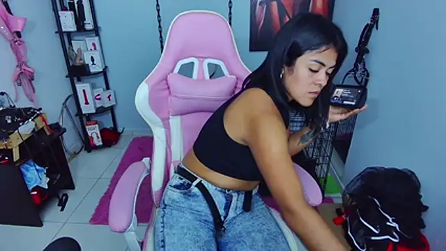 Snapshot of Hannah-grace chatting on October 22, 2:50 pm Hannah-grace online show from October 22, 2:50 pm