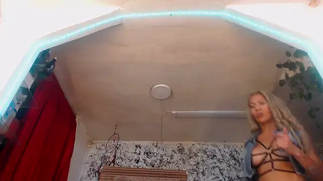 Snapshot of hornytsblonde chatting on January 21, 2:26 pm hornytsblonde online show from January 21, 2:26 pm