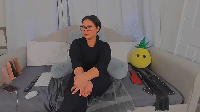 MeghanXO online show from February 17, 9:54 pm