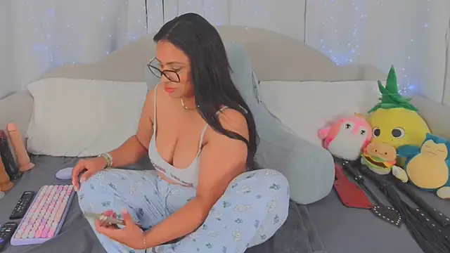 Snapshot of MeghanXO chatting on June 25, 2:00 am MeghanXO online show from June 25, 2:00 am