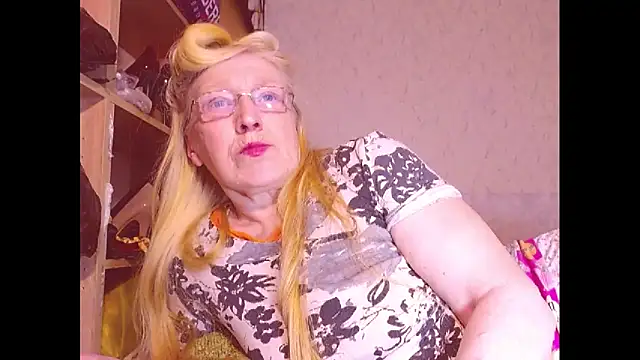 Snapshot of MadamBombShell chatting on February 8, 7:59 pm MadamBombShell online show from February 8, 7:59 pm