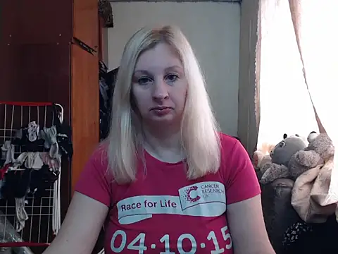 Snapshot of BustyBlond chatting on February 3, 8:24 am BustyBlond online show from February 3, 8:24 am