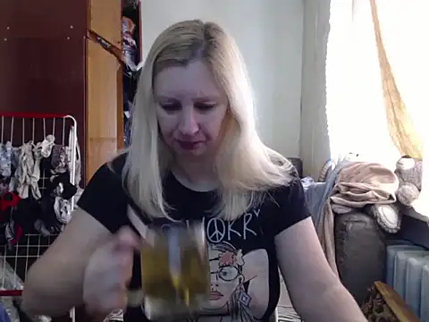 Snapshot of BustyBlond chatting on February 22, 7:01 am BustyBlond online show from February 22, 7:01 am