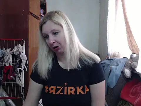 Snapshot of BustyBlond chatting on February 23, 11:00 am BustyBlond online show from February 23, 11:00 am