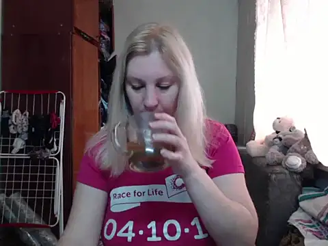 Snapshot of BustyBlond chatting on March 4, 5:53 am BustyBlond online show from March 4, 5:53 am
