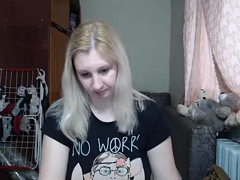 Snapshot of BustyBlond chatting on March 13, 3:17 pm BustyBlond online show from March 13, 3:17 pm