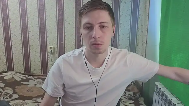 Snapshot of darienlarge chatting on July 16, 9:15 am darienlarge online show from July 16, 9:15 am