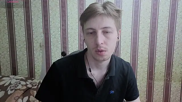 Snapshot of darienlarge chatting on July 29, 8:01 am darienlarge online show from July 29, 8:01 am