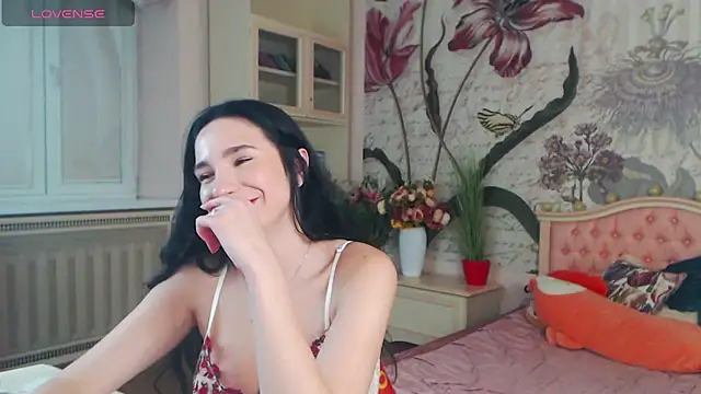 Snapshot of AliciaBow chatting on December 17, 4:00 pm AliciaBow online show from December 17, 4:00 pm