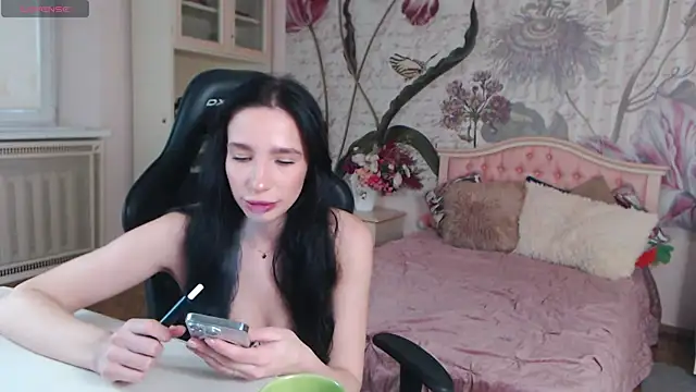 Snapshot of AliciaBow chatting on November 2, 1:13 pm AliciaBow online show from November 2, 1:13 pm