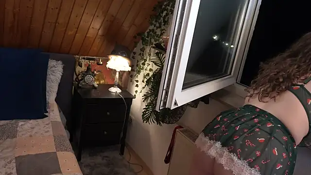 Snapshot of TessaWinter chatting on December 22, 4:37 pm TessaWinter online show from December 22, 4:37 pm