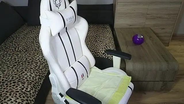 Snapshot of MolligSpielle chatting on January 26, 12:37 am MolligSpielle online show from January 26, 12:37 am