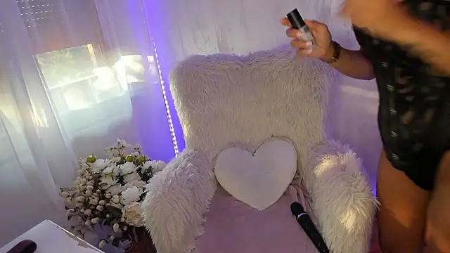 Snapshot of ElisaBaxter chatting on July 6, 3:58 am ElisaBaxter online show from July 6, 3:58 am