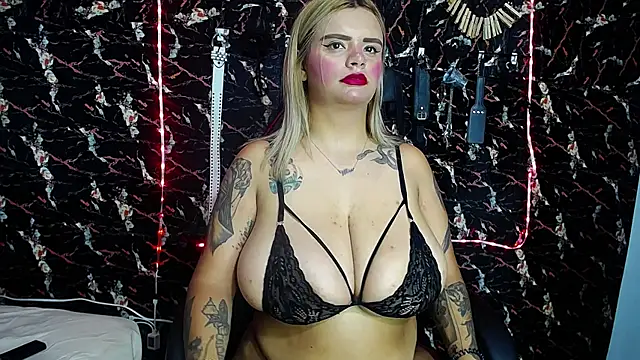 Snapshot of mia_boobs_hot chatting on October 5, 1:37 am mia boobs hot online show from October 5, 1:37 am